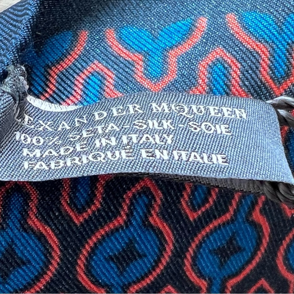 Alexander Mc Queen keyhole skull silk twill scarf 17x17 - Picture 8 of 10
